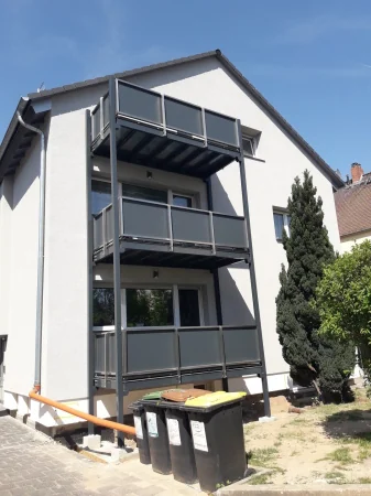 Stahl-Anbaubalkon über drei Geschosse