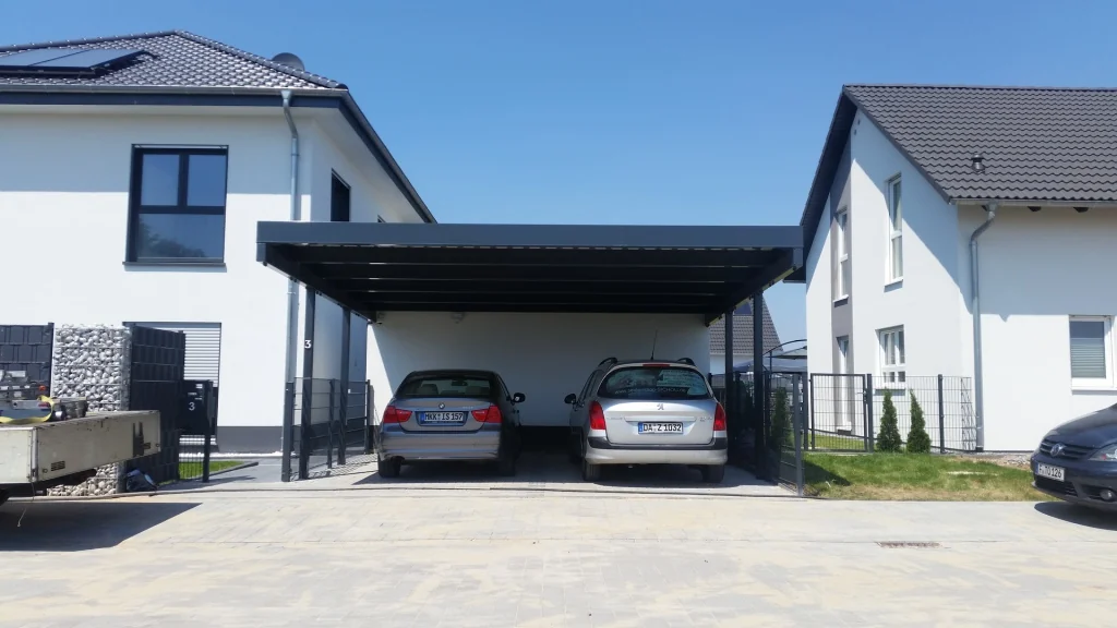 Doppelcarport zwischen zwei Häusern