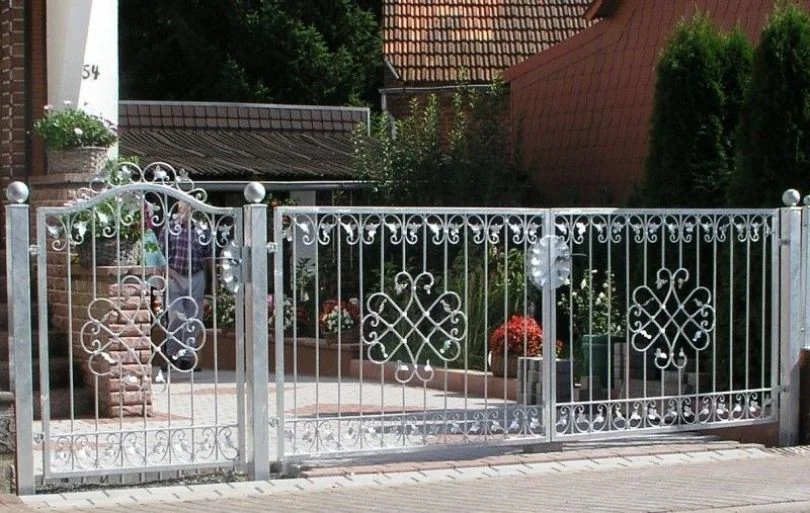 Verzinktes Hoftor mit Schmiedeornamenten